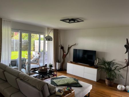 Moderne 3.5-Zimmer-Gartenwohnung mit gedecktem Sitzplatz - Photo 3