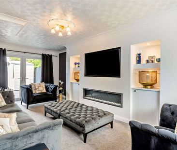 Exceptional five bedroom family home with garden & parking - Photo 1