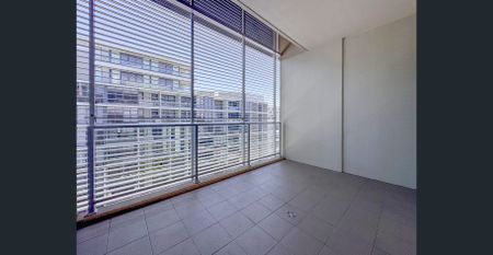 Spacious Split-Level Apartment in the Iconic ‘Tempo’ Complex - Photo 3