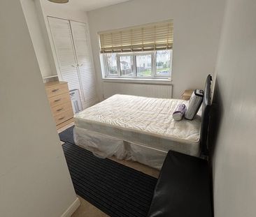 5 Bed Semi-Detached House, Norbury Avenue, CR7 - Photo 3