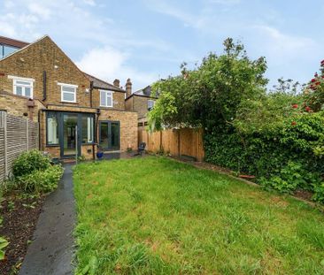 3 bedroom end of terrace house to rent - Photo 2