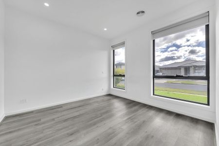 Modern Family Home with Spacious Four Bedrooms!! - Photo 2