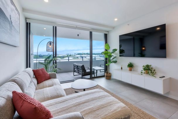 Welcome to your Fully furnished Lifestyle Retreat in Hope Island. - Photo 1