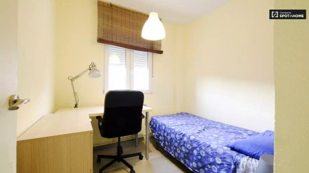 Single Bed in Room in a shared 4-bedroom apartment for rent in Getafe for professionals and students. - Photo 4