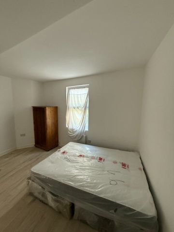 Studio Flat, Coombe Lane, SW20 - Photo 2