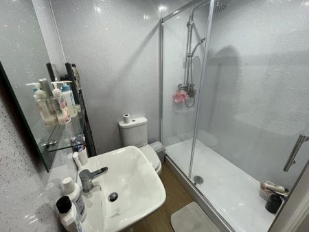 3 bedroom flat to rent - Photo 2