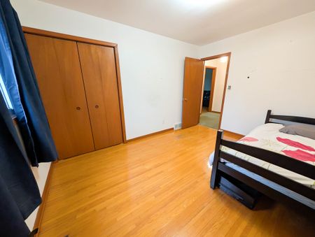 Spacious Fully Detached 4 Bedroom Home in Niagara Falls! - Photo 4