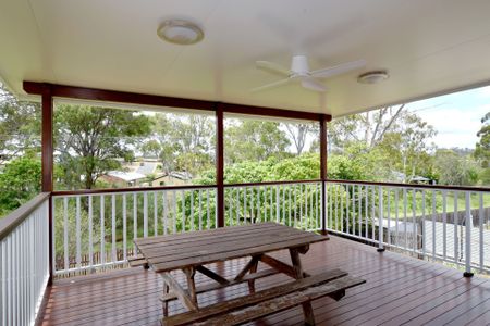 :: 3 BEDROOMS + 1 ROOM DOWNSTAIRS + OUTDOOR ENTERTAINMENT DREAM - Photo 2