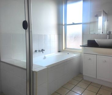 Family Home in Upper Coomera! - Photo 4