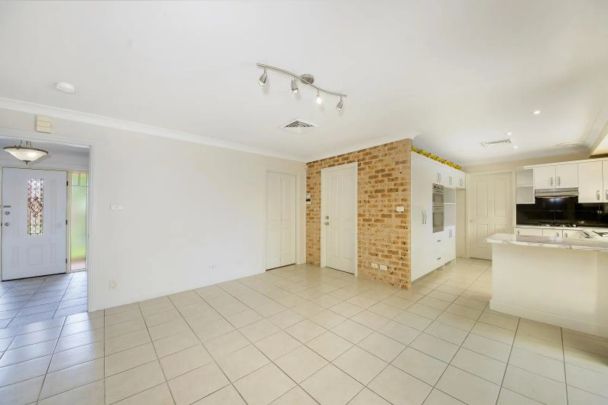 Bright & Airy Family Home! - Photo 1