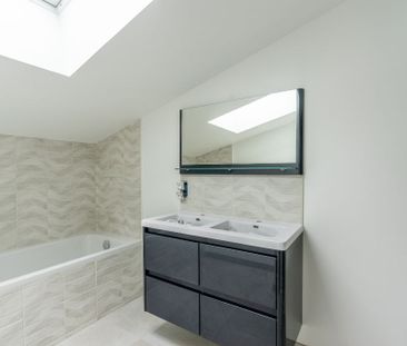 Maison de bourg entièrement rénovée avec son jardin intimiste - Photo 5