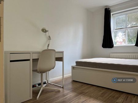 1 bedroom in a flat share to rent - Photo 4
