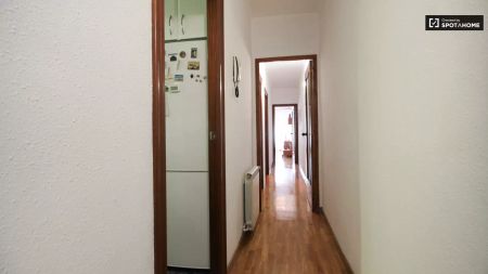 Room in a shared 4-bedroom apartment for rent in La Sagrera, bills included. - Foto 3