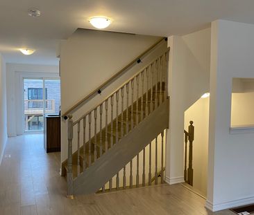 For Lease - 19 Pumpkin Corner Crescent, Barrie, Ontario - Photo 6