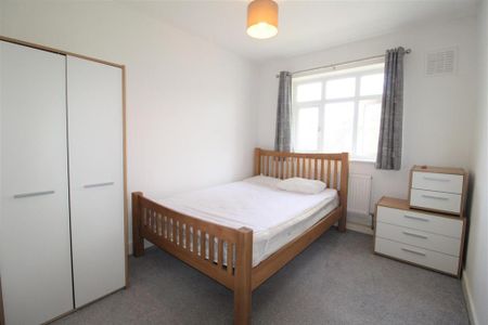 3 bedroom flat to rent - Photo 3