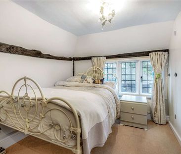 A quintessential cottage in the charming village of Brasted - Photo 1