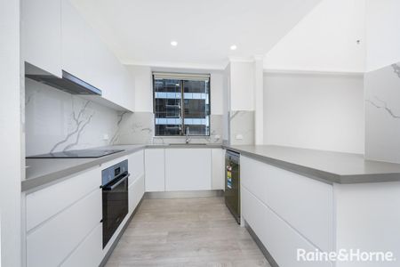 Two bedroom apartment offers inner city living - Photo 4