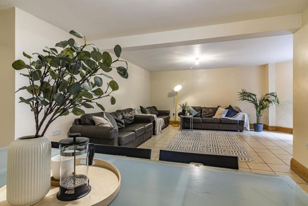 9 bedroom house to rent - Photo 1