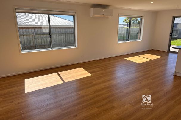 COMFORTABLE LIVING - LANDSCAPED AND SIDE ACCESS - Photo 1