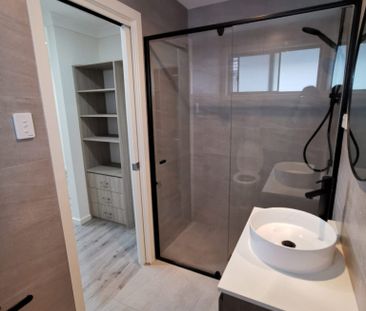 BEAUTIFUL FAMILY HOME - Photo 5