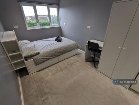 1 bedroom in a house share to rent - Photo 2