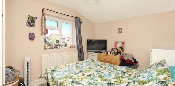 2 bedroom flat in Colliers Wood - Photo 2