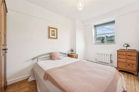 Charming one bedroom flat on the fifth floor with lift and porter. - Photo 4