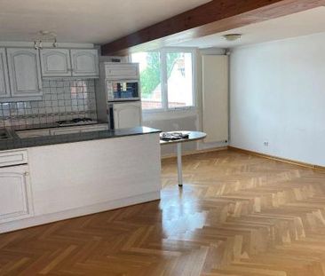 Au 1er étage, appartement T2 en duplex Un séjour avec cuisine équip... - Photo 4