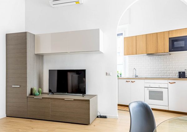 Spacious and bright single room in Piazza Monte Titano