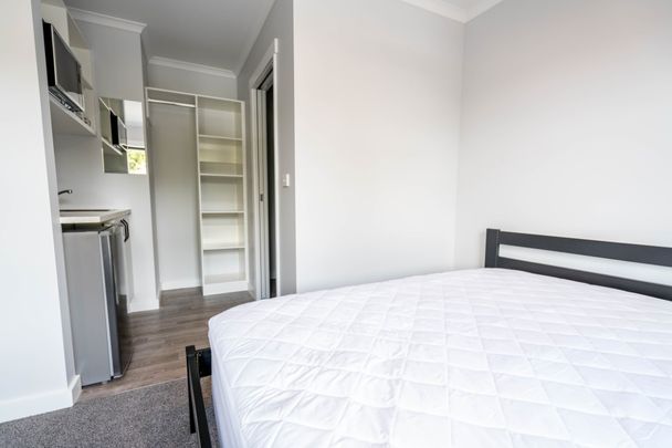 Located within a short, five minute walk to the Waikato University are these brand new, one bedroom studio rooms. Set on three levels, the studio rooms are fully furnished. - Photo 1