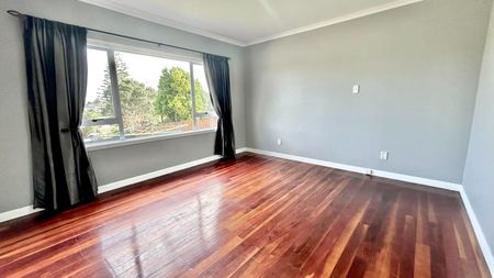 3 Bedrooms on Hillview Ave - Photo 3