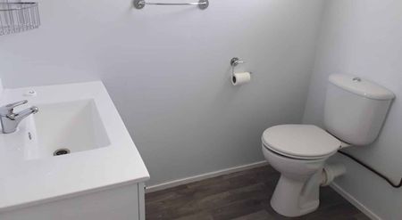 Large 2 bedroom, close to town but in the country. - Photo 3