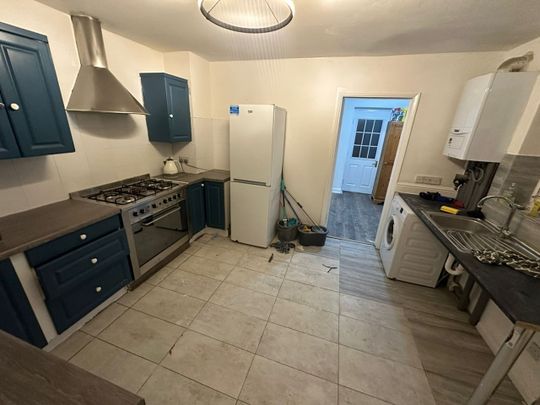 Room in a Shared House, Roman Road, E6 - Photo 1