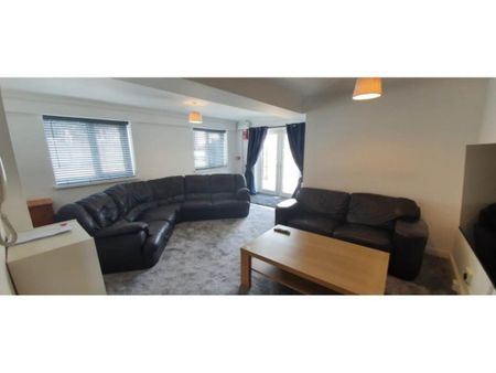 6 bedroom detached house to rent - Photo 2