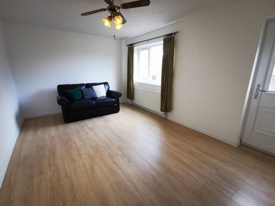 3 bedroom end of terrace house to rent - Photo 1