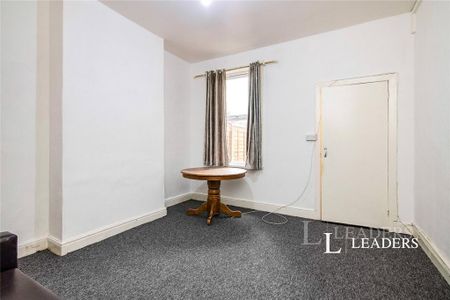 4 bedroom terraced house to rent - Photo 5