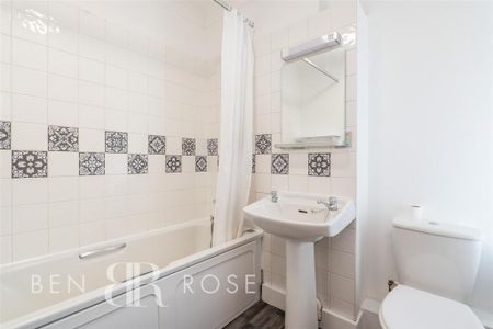 2 bedroom end of terrace house to rent - Photo 3