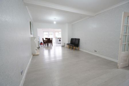 4 bedroom semi-detached house to rent - Photo 5