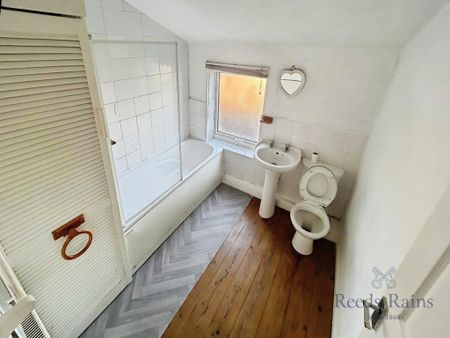 3 bedroom terraced house to rent - Photo 3