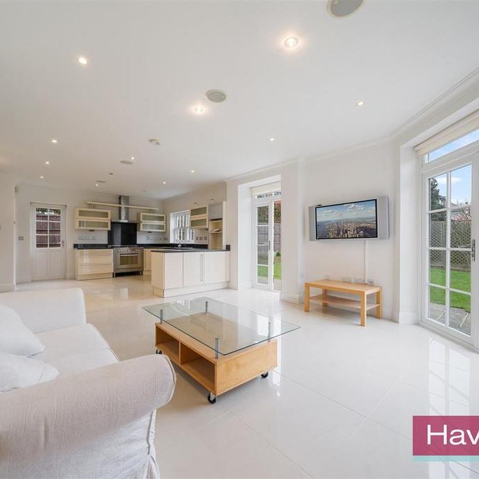 6 bedroom detached house to rent - Photo 1