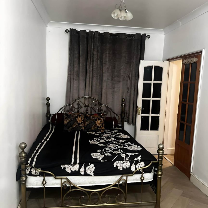 Guide Price £1,000 pcm - Available Now - Part Furnished - Photo 1