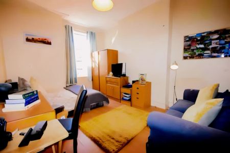 7 Beds 2 Baths - Photo 2