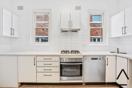 Tranquil Art Deco Apartment with Lock Up Garage - Photo 2