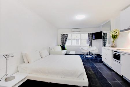 Bright studio near South Yarra Station metro station - Photo 5