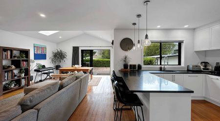 Fully Furnished 3 bed, 2 bath + Self Contained - Photo 3