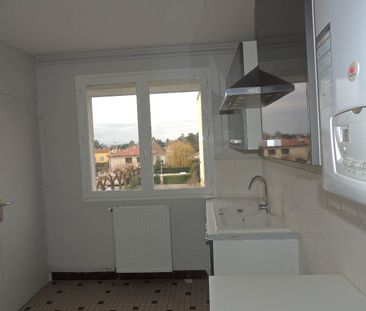 Location Appartement 4 pièces 69m² ROMANS SUR ISERE 26100 - Photo 2