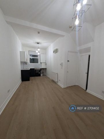 1 bedroom in a flat share to rent - Photo 5