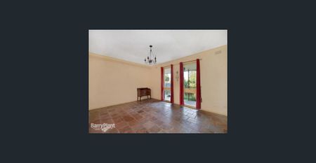 Spacious Family Home in Prime Location! - Photo 5