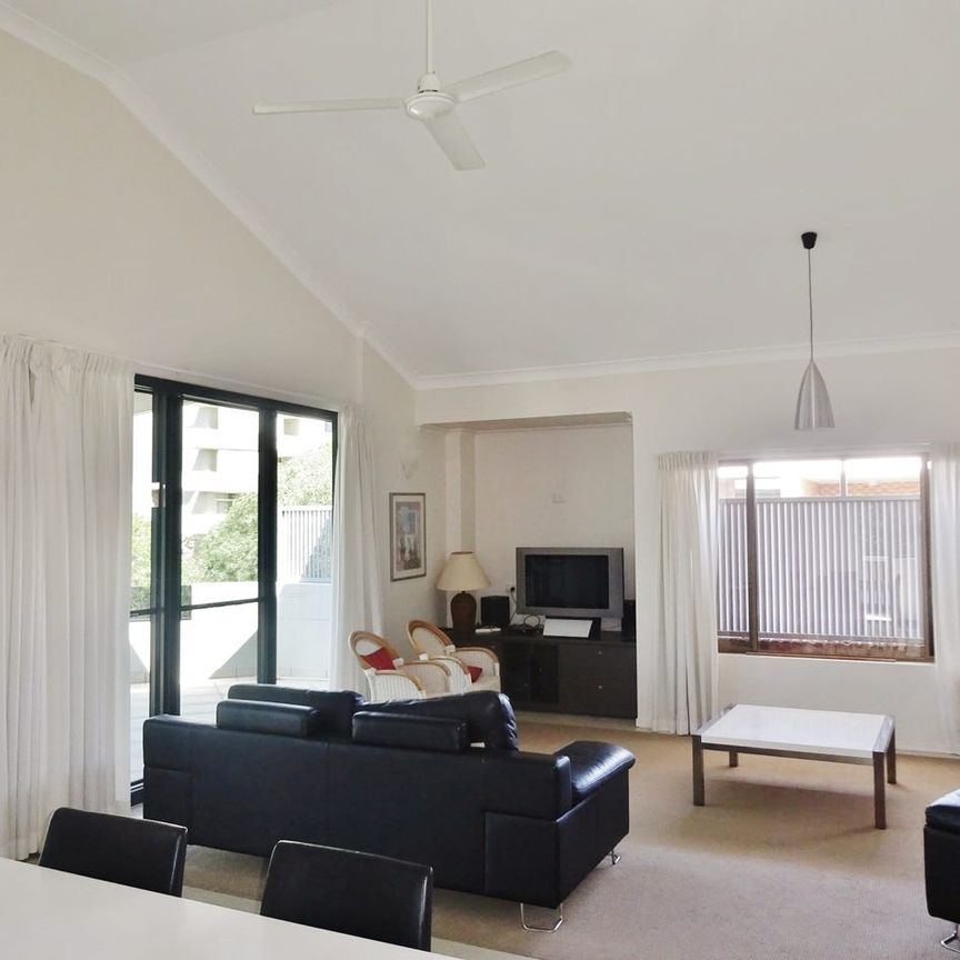 Lovely Furnished Apartment in a Great Central Location! - Photo 1