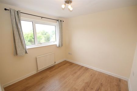 3 bedroom Semi-Detached House to let - Photo 4